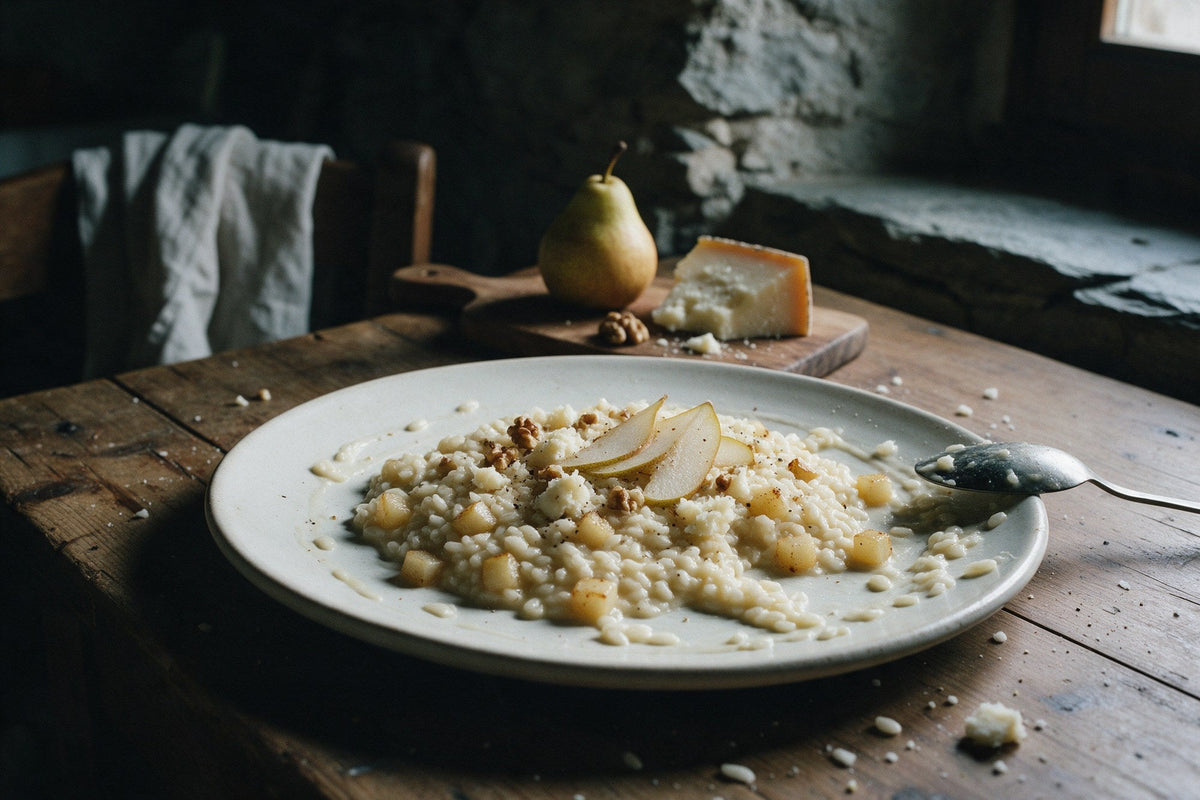 Risotto al Castelmagno con pere e noci in un piatto di ceramica